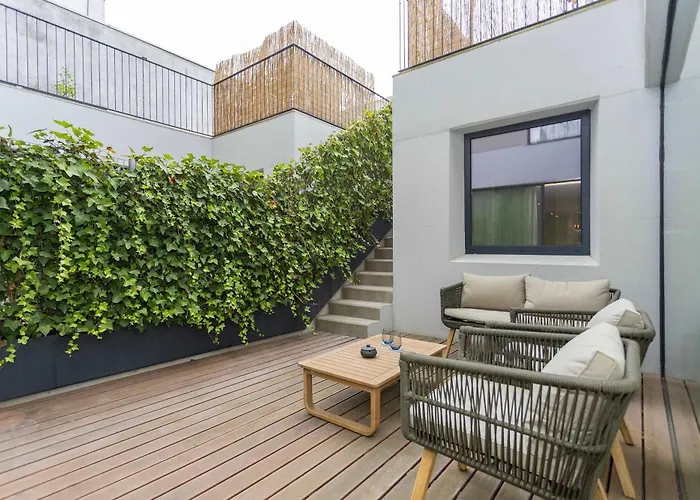 Liiiving In - Pool Paradise