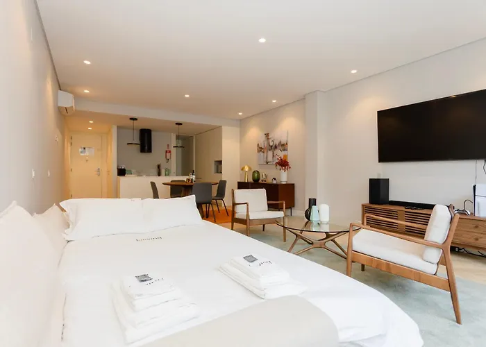 Liiiving In - Pool Paradise