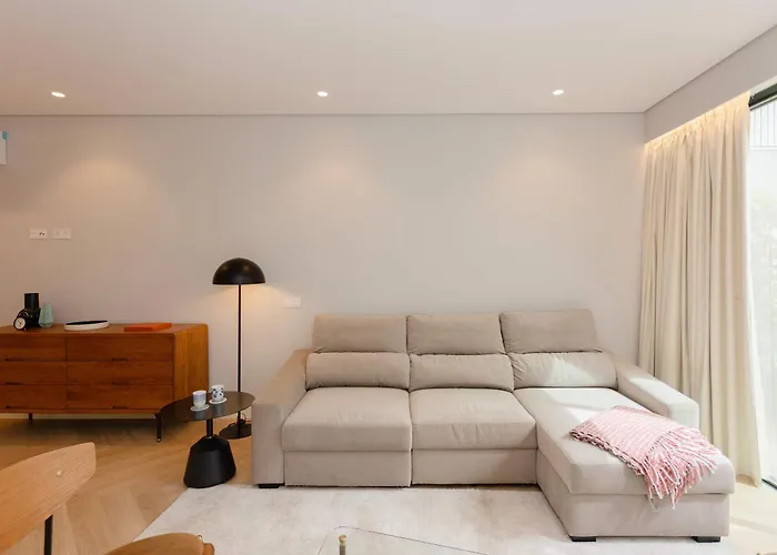 Liiiving In - Pool Paradise