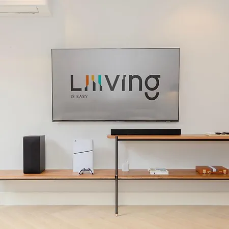 Liiiving In - Pool Paradise Apartment