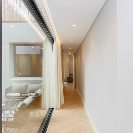 Liiiving In - Pool Paradise Apartment *