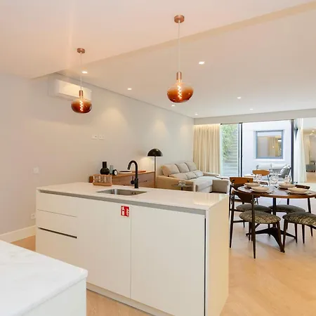 Liiiving In - Pool Paradise Apartment *