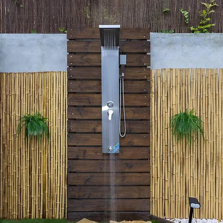 Liiiving In - Pool Paradise Apartment