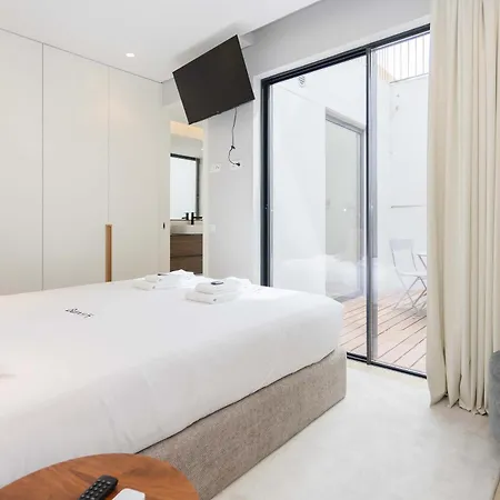 Liiiving In - Pool Paradise Apartment *
