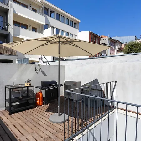 Liiiving In - Pool Paradise Apartment