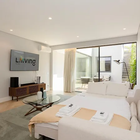 Liiiving In - Pool Paradise Apartment