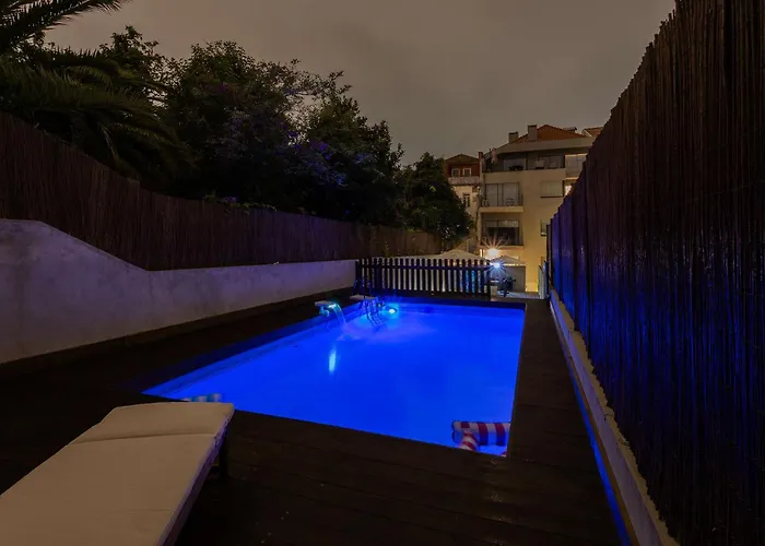 Liiiving In - Pool Paradise