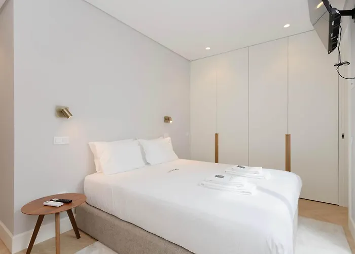 Liiiving In - Pool Paradise * Порту