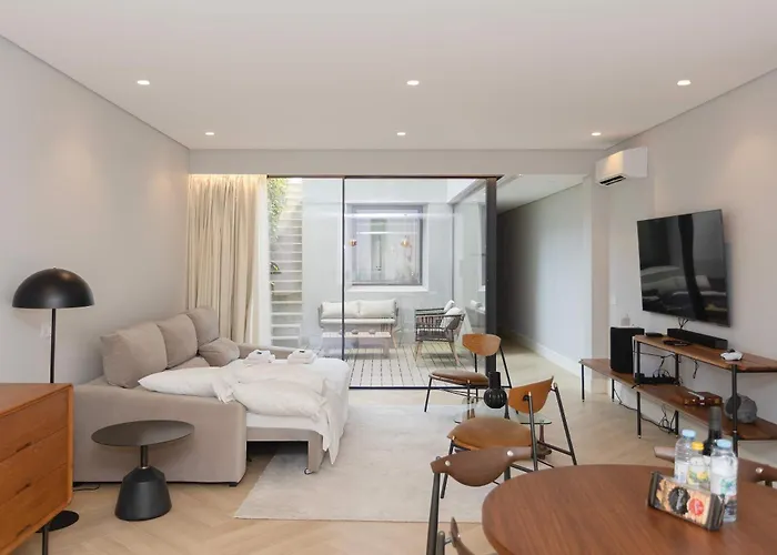 Liiiving In - Pool Paradise