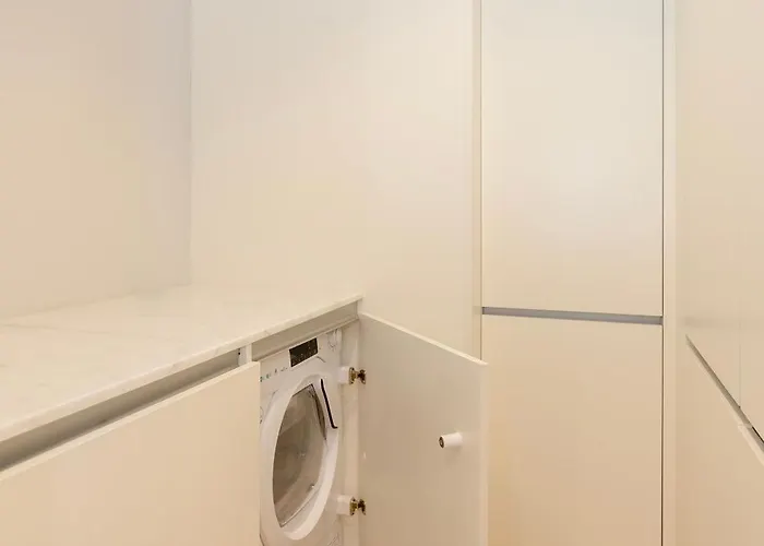 Liiiving In - Pool Paradise