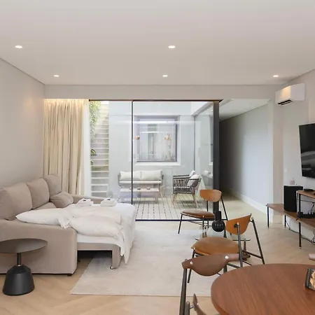 Liiiving In - Pool Paradise