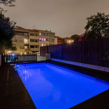 Liiiving In - Pool Paradise Apartment *