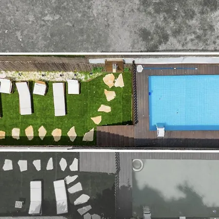 Liiiving In - Pool Paradise *
