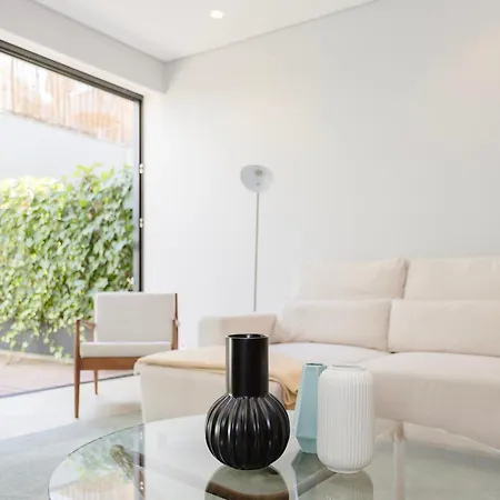 Liiiving In - Pool Paradise Apartment